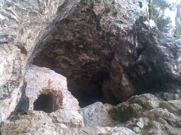Imagen: La Cova de l'Aigua o Cueva del Agua, muy conocida y muy visitada en Dénia