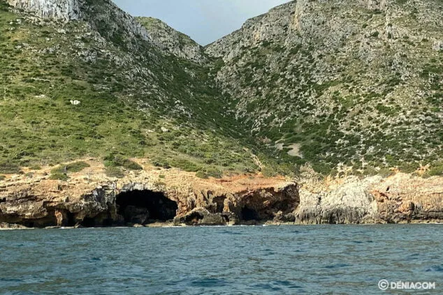 Imagen: Vista de la Cova Tallada desde el mar