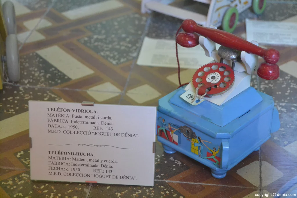 Teléfono – hucha en el Museo del juguete de Dénia