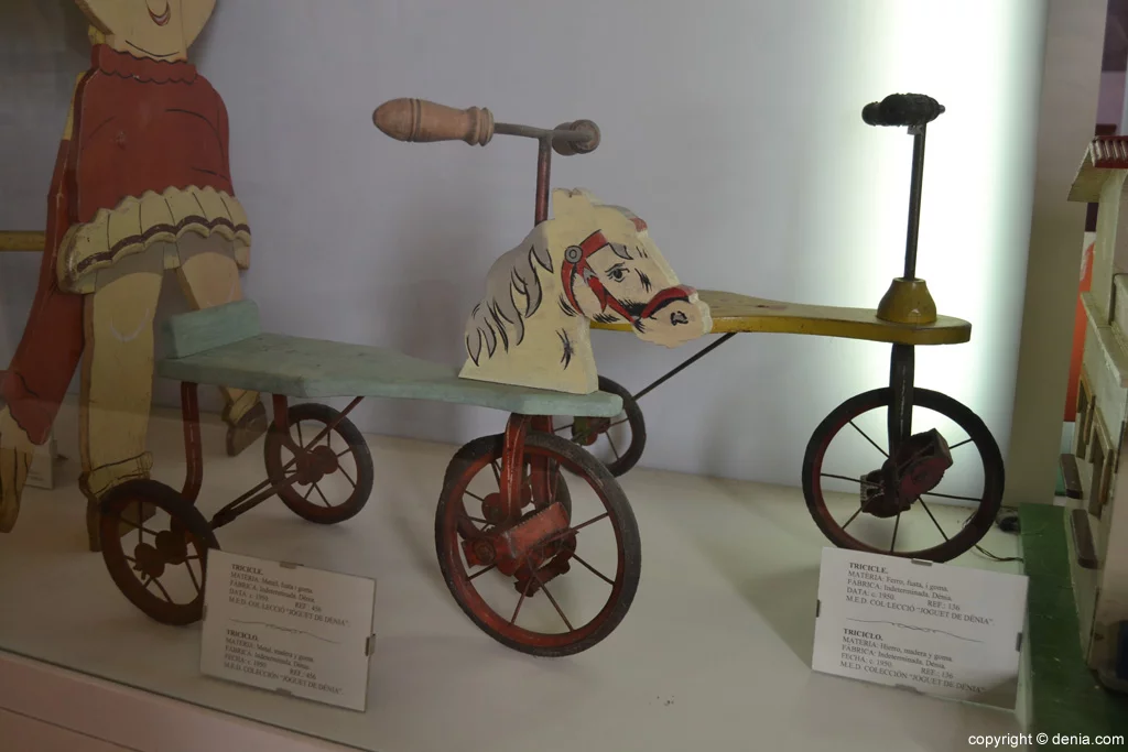 Triciclo de metal madera y goma