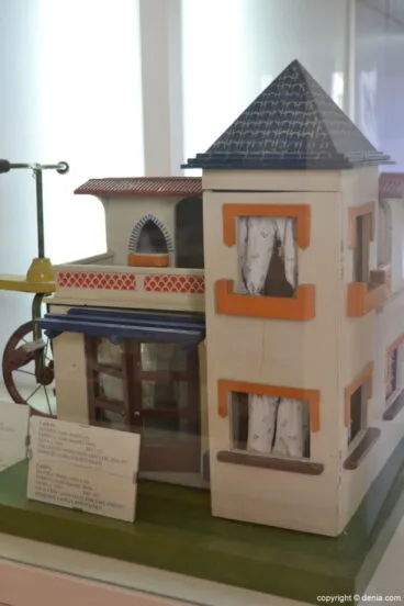 Casita de madera cristal y tela