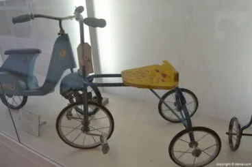 Triciclo de metal y madera