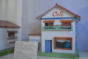 Caseta Celi en madera y tela