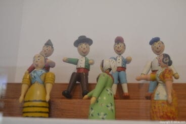 Personajes regionales tallados en madera