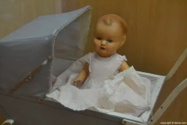 Coche de muñecas con muñeca