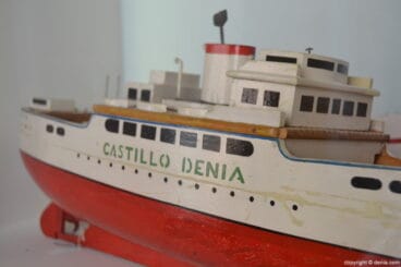 Barco de juguete en madera y metal