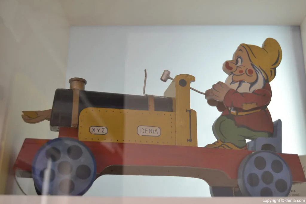 Tren de madera y metal con enanito