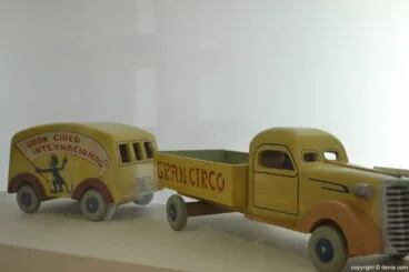 Camión con remolque de madera