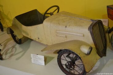 Coche de pedales en metal y goma