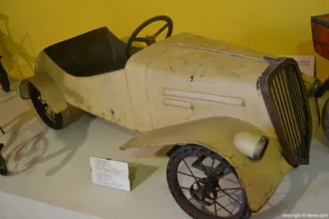 Coche de pedales en metal y goma
