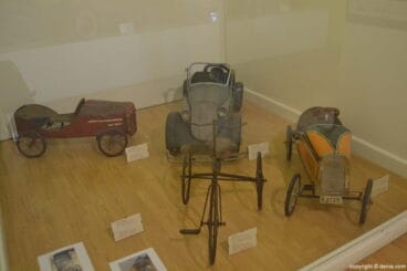 Coches para niños en el Museo del Juguete de Dénia