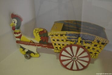 Carro tirado por un gallo