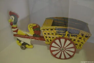 Carro tirado por un gallo
