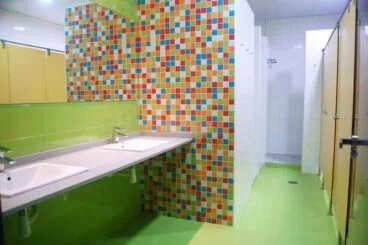 Baños del albergue Dénia Meeting Point