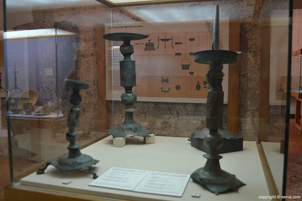 Candelabros de bronce descubiertos en 1920