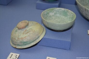 Keramik mit monochrom glasiertem Deckel