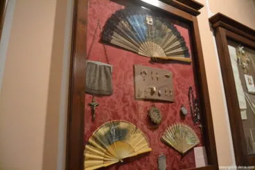 Conjunto de joyas abanicos y frivolidades