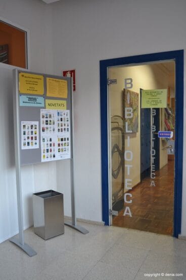 Entrada a la biblioteca municipal de Dénia