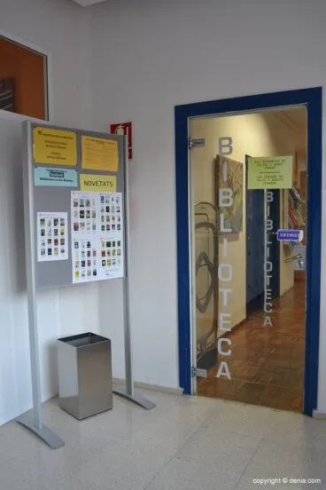 Entrada a la biblioteca municipal de Dénia
