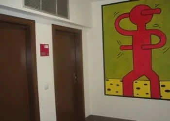 Entrada a las habitaciones del Dénia Meeting Point