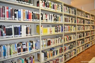 Estanterías de la biblioteca de Dénia