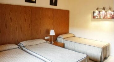 Habitación triple en el Hotel Costa Blanca de Dénia