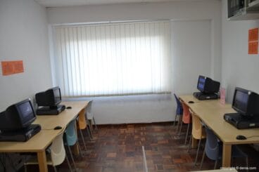 Ordenadores en la biblioteca de Dénia