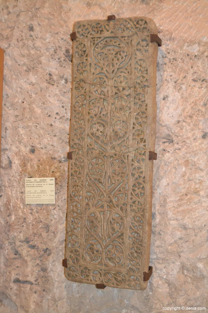 Placa de mármol con decoración geométrica