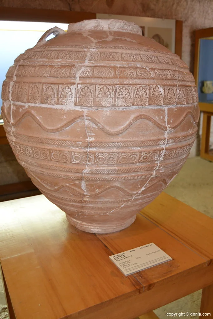 Tinaja de cerámica con decoración impresa