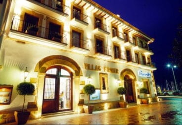 Vista nocturna del Hotel La Posada del Mar en Dénia