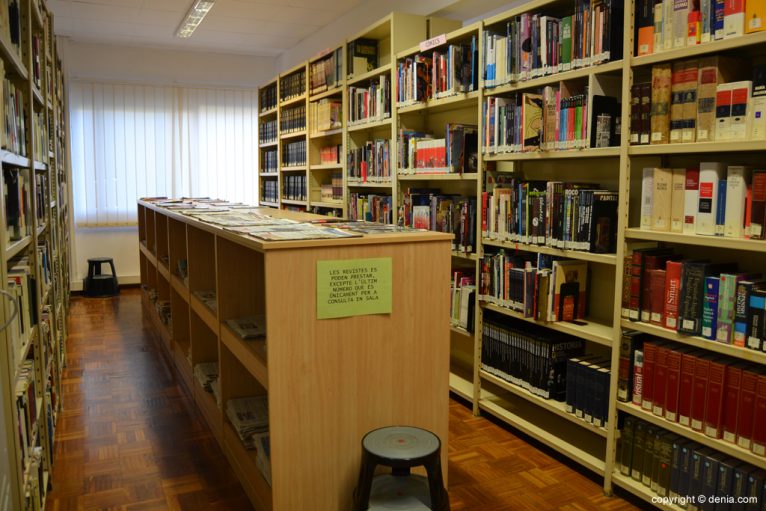 Zona de consulta de la biblioteca de Dénia