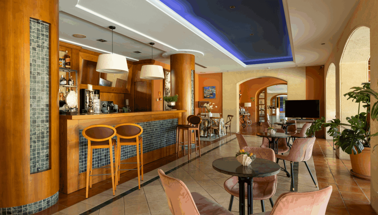 Amplio y luminoso, ideal para relajarse, socializar o disfrutar de un momento tranquilo en un entorno sofisticado