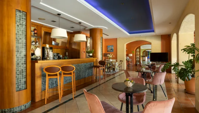 Hotel Les Rotes 9 amplio y luminoso ideal para relajarse socializar o disfrutar de un momento tranquilo en un entorno sofisticado