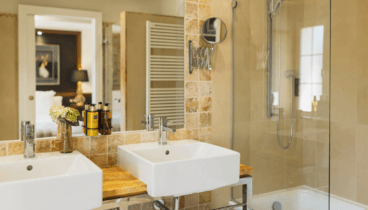 Baño completo equipado con secador de pelo y comodidades modernas