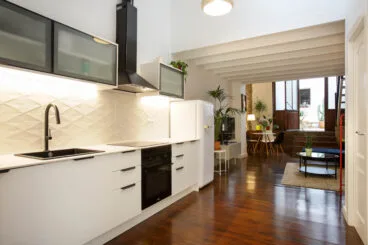 Cocina abierta completamente equipada del loft del hotel