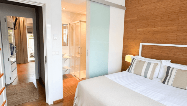 descanso asegurado en cama doble de apartamento