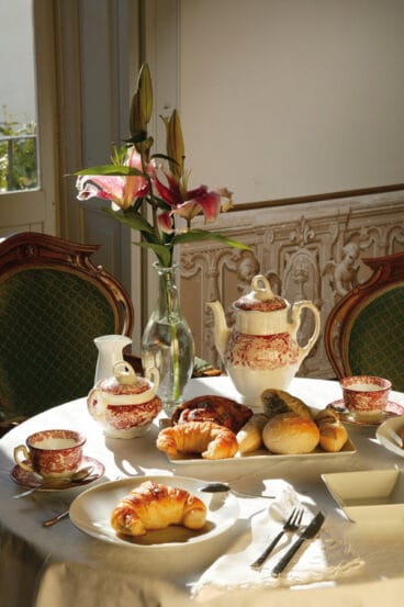 Difruta de un delicioso desayuno continental en la cafetería del hotel