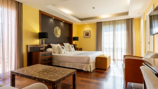 Hotel Les Rotes 12 diseno elegante y acogedor con amplias ventanas que permiten disfrutar del paisaje natural
