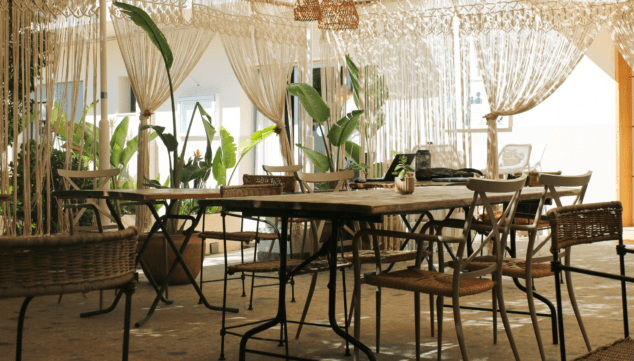 disfruta cada sorbo en su mesa exterior