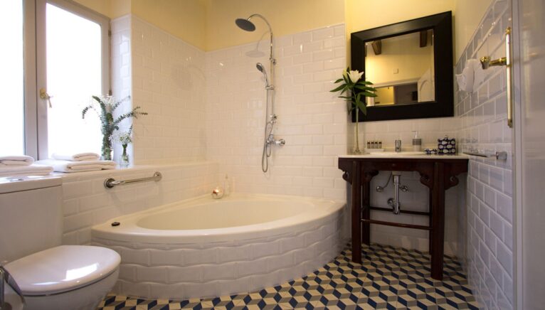 Elegante baño de la suite equipado con bañera