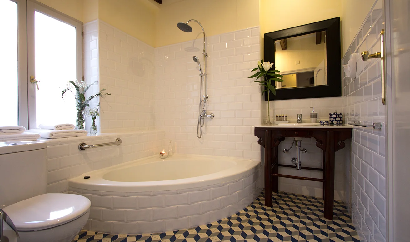 Elegante baño de la suite equipado con bañera