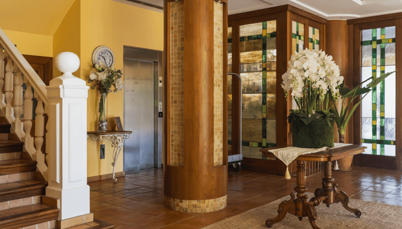 Elegante hall de entrada y recepción abierta las 24 horas
