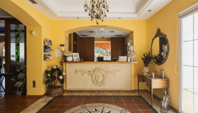 Haupteingang und Rezeption des eleganten Vier-Sterne-Hotels Les Rotes, gelegen auf den Klippen von Denia