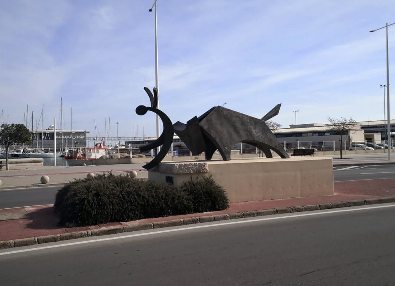 Estatua de Els Bous a la Mar frente a la ubicación de la plaza en Dénia