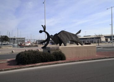 Estatua de Els Bous a la Mar frente a la ubicación de la plaza en Dénia