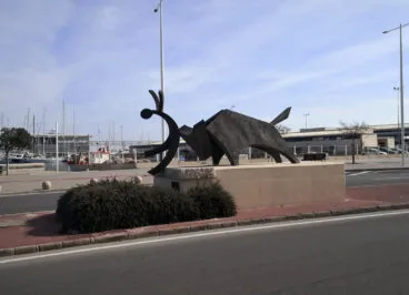 Estatua de Els Bous a la Mar frente a la ubicación de la plaza en Dénia
