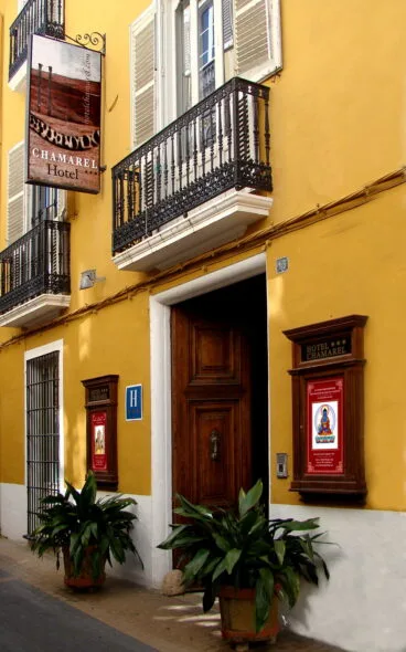 Fachada del Art Bboutique Hotel Chamarel en Dénia