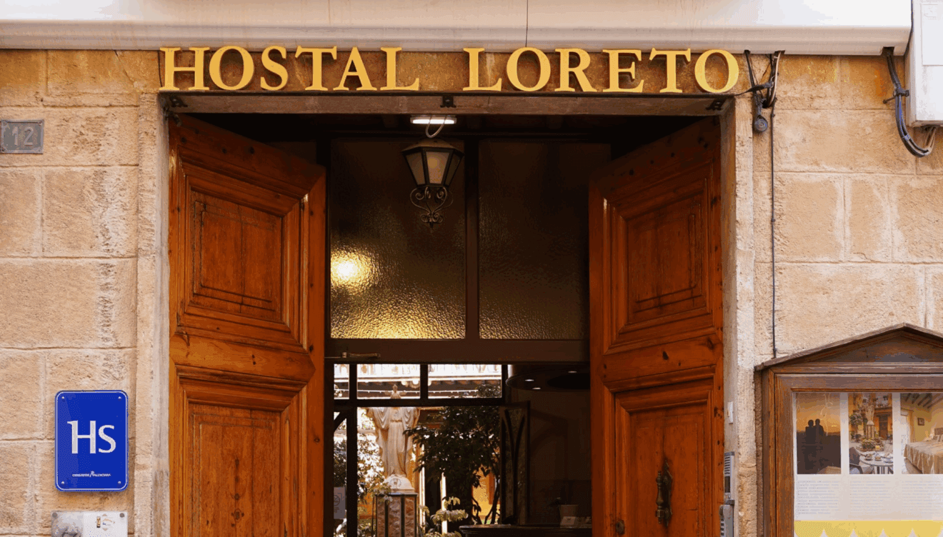 Fachada del Hostal Loreto en el casco antiguo de Dénia