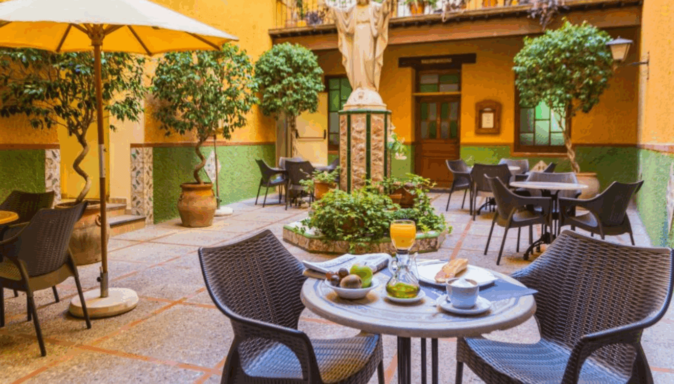 Gastronomía mediterránea en el restaurante del Hostal Loreto