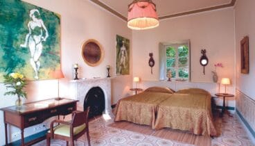 Habitación triple familiar con decoración en tonos rosados